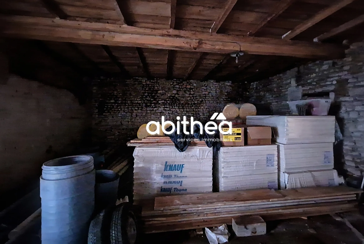 Maison charentaise à rénover avec potentiel à Pons 