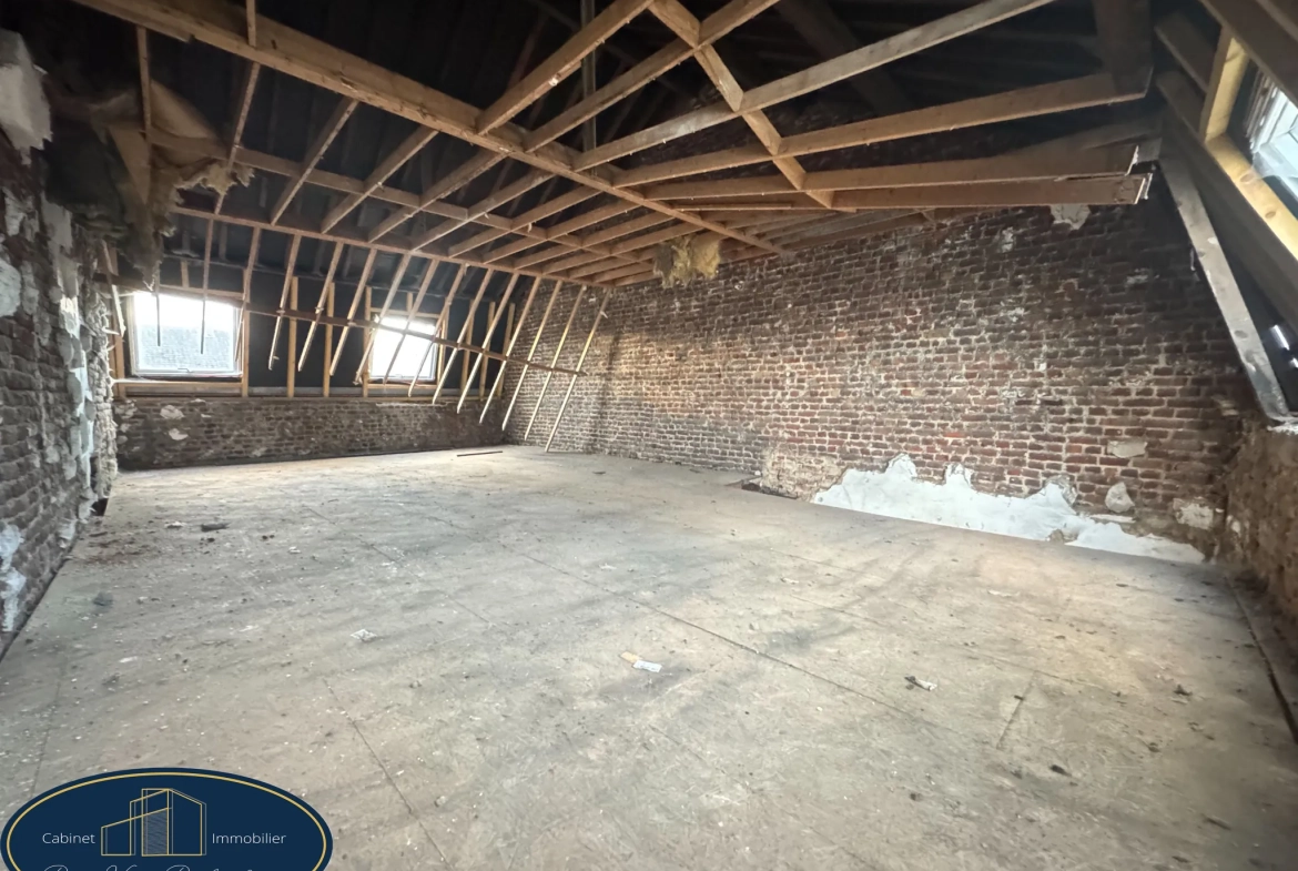 Maison semi-individuelle à Anzin de 184m² à rénover avec cour et cave 