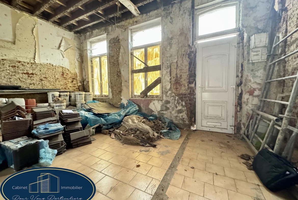 Maison semi-individuelle à Anzin de 184m² à rénover avec cour et cave 