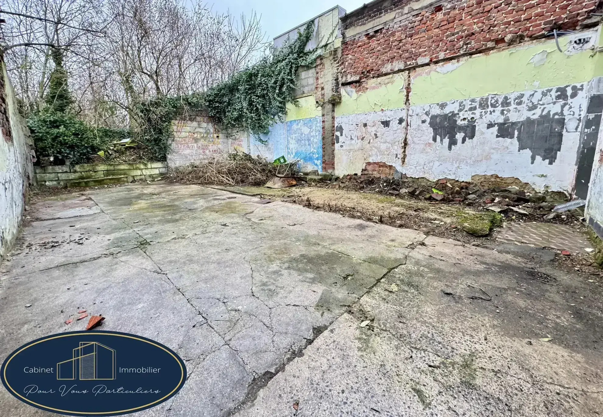 Maison semi-individuelle à Anzin de 184m² à rénover avec cour et cave 