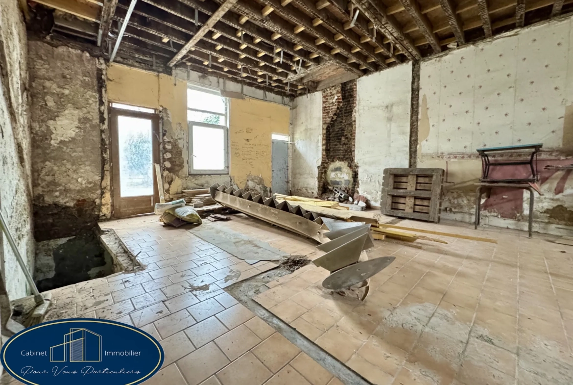 Maison semi-individuelle à Anzin de 184m² à rénover avec cour et cave 