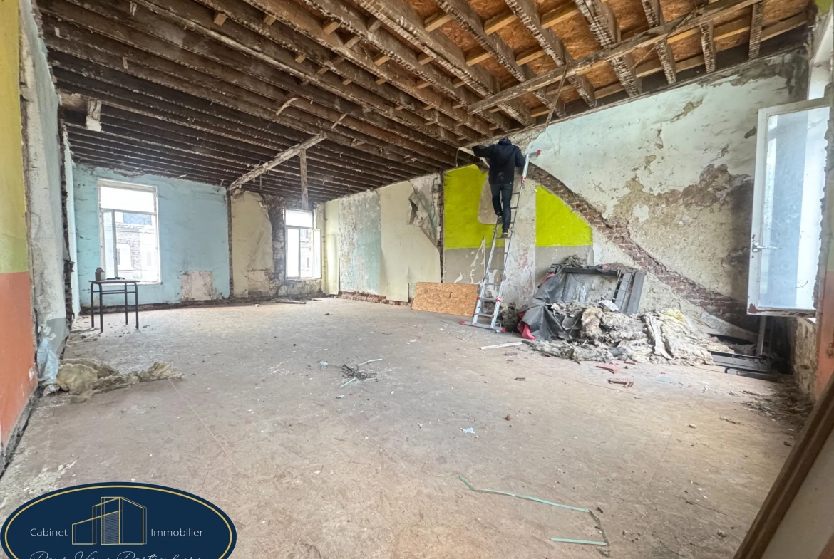 Maison semi-individuelle à Anzin de 184m² à rénover avec cour et cave 