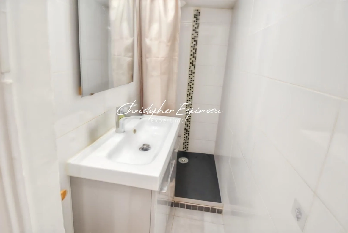 Studio rénové de 20 m² à Antibes, emplacement idéal en centre-ville 