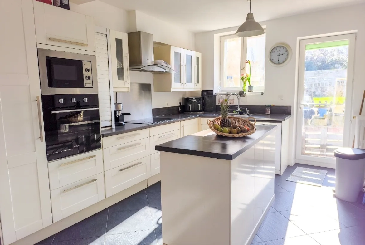 Ensemble immobilier à Chezy-sur-Marne avec maison de charme et potentiel de rénovation 