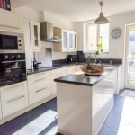 Ensemble immobilier à Chezy-sur-Marne avec maison de charme et potentiel de rénovation