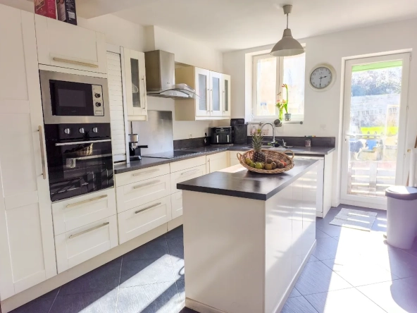 Ensemble immobilier à Chezy-sur-Marne avec maison de charme et potentiel de rénovation