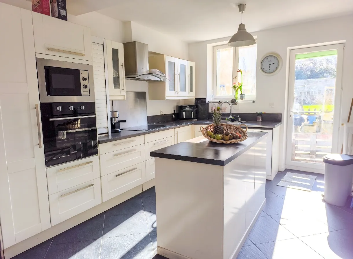 Ensemble immobilier à Chezy-sur-Marne avec maison de charme et potentiel de rénovation 