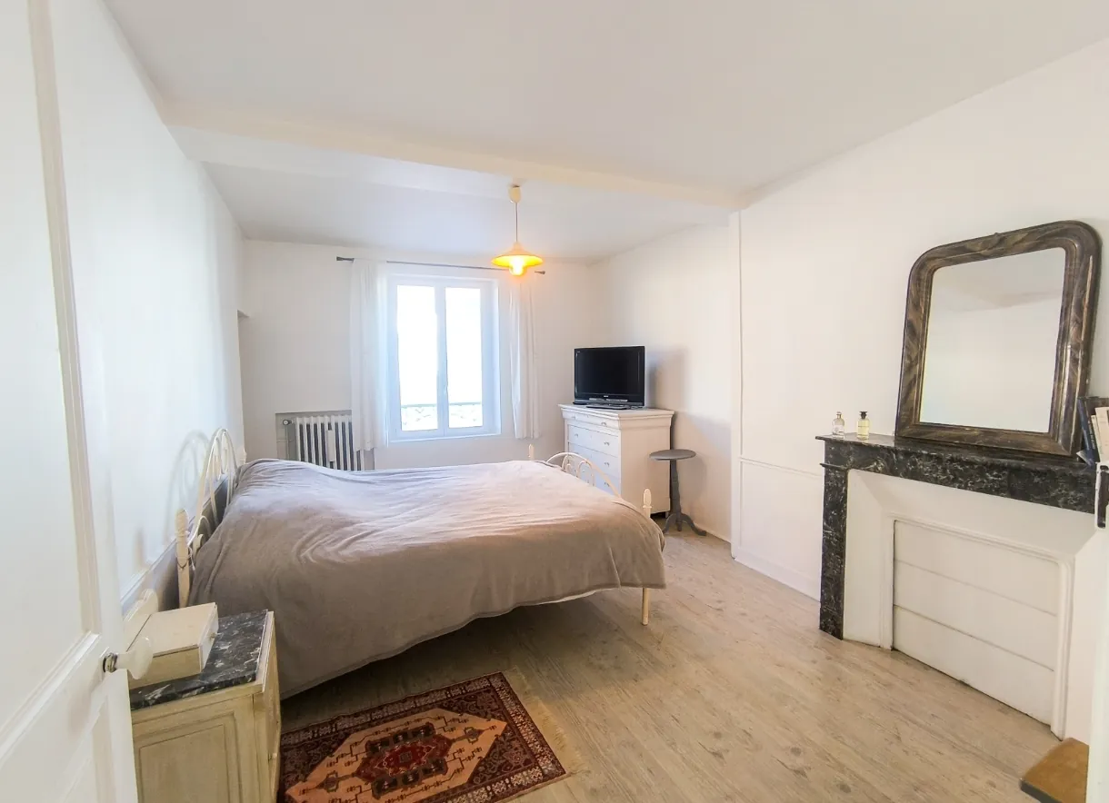 Ensemble immobilier à Chezy-sur-Marne avec maison de charme et potentiel de rénovation 