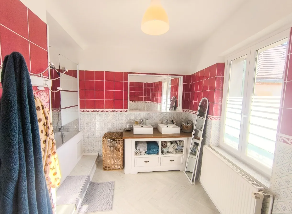 Ensemble immobilier à Chezy-sur-Marne avec maison de charme et potentiel de rénovation 