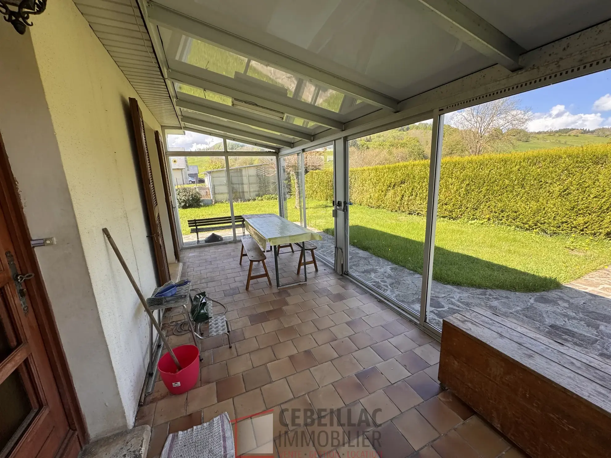 Maison individuelle à Ségur-Les-Villas avec terrain et garages – 3 chambres 