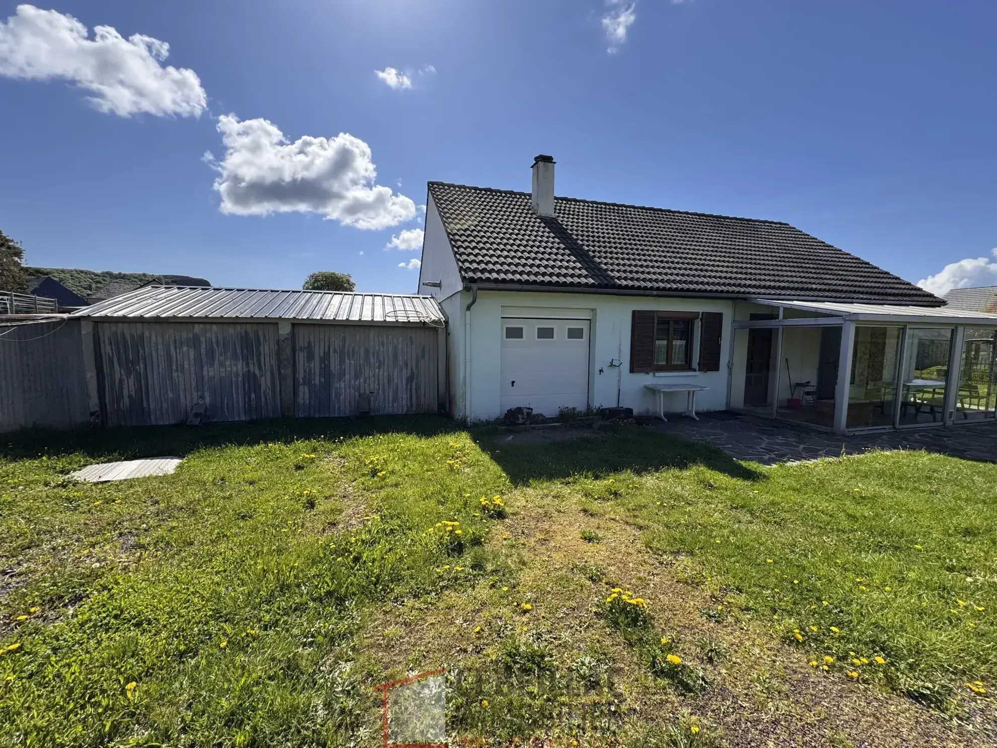 Maison individuelle à Ségur-Les-Villas avec terrain et garages – 3 chambres 