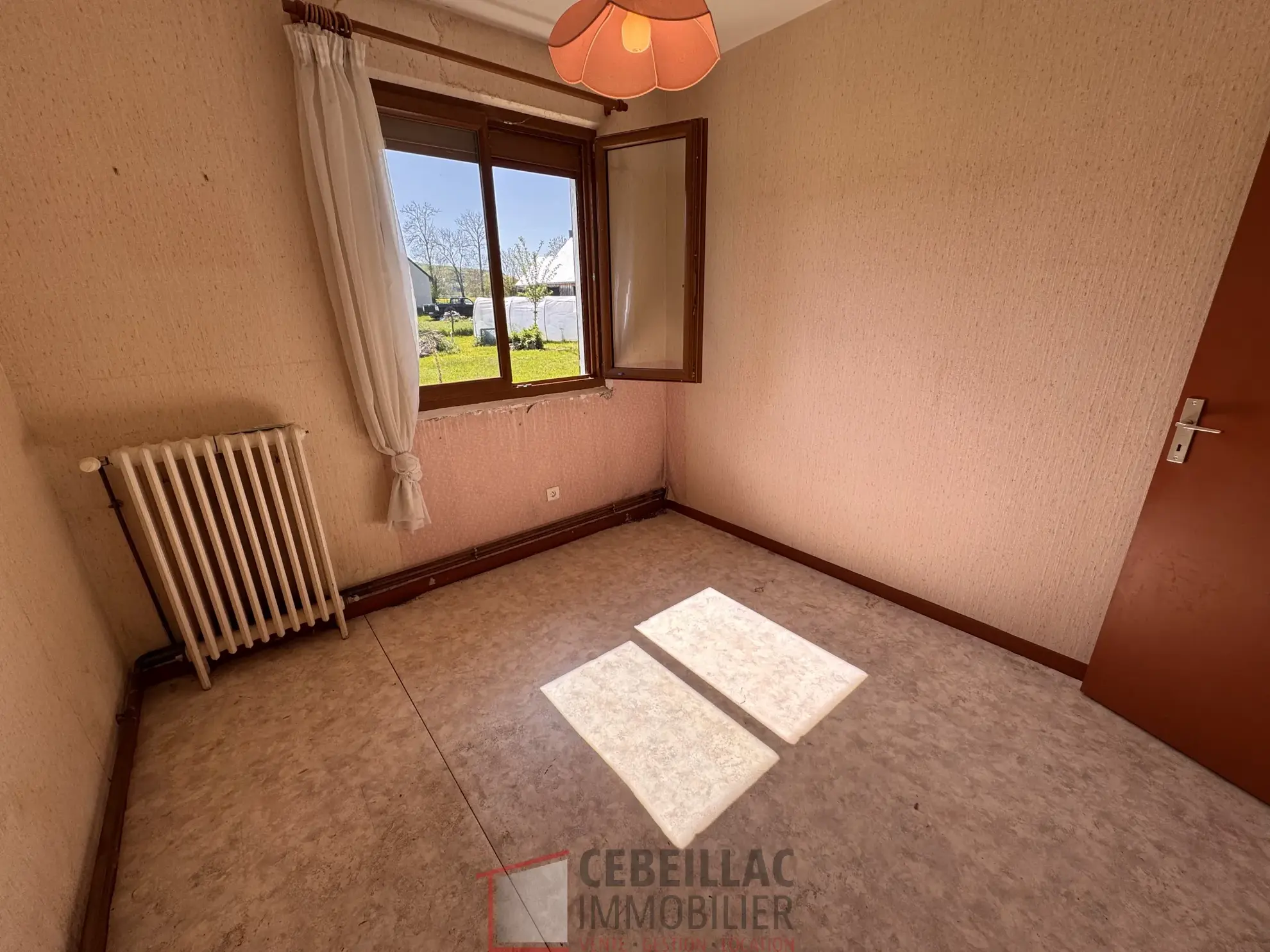 Maison individuelle à Ségur-Les-Villas avec terrain et garages – 3 chambres 