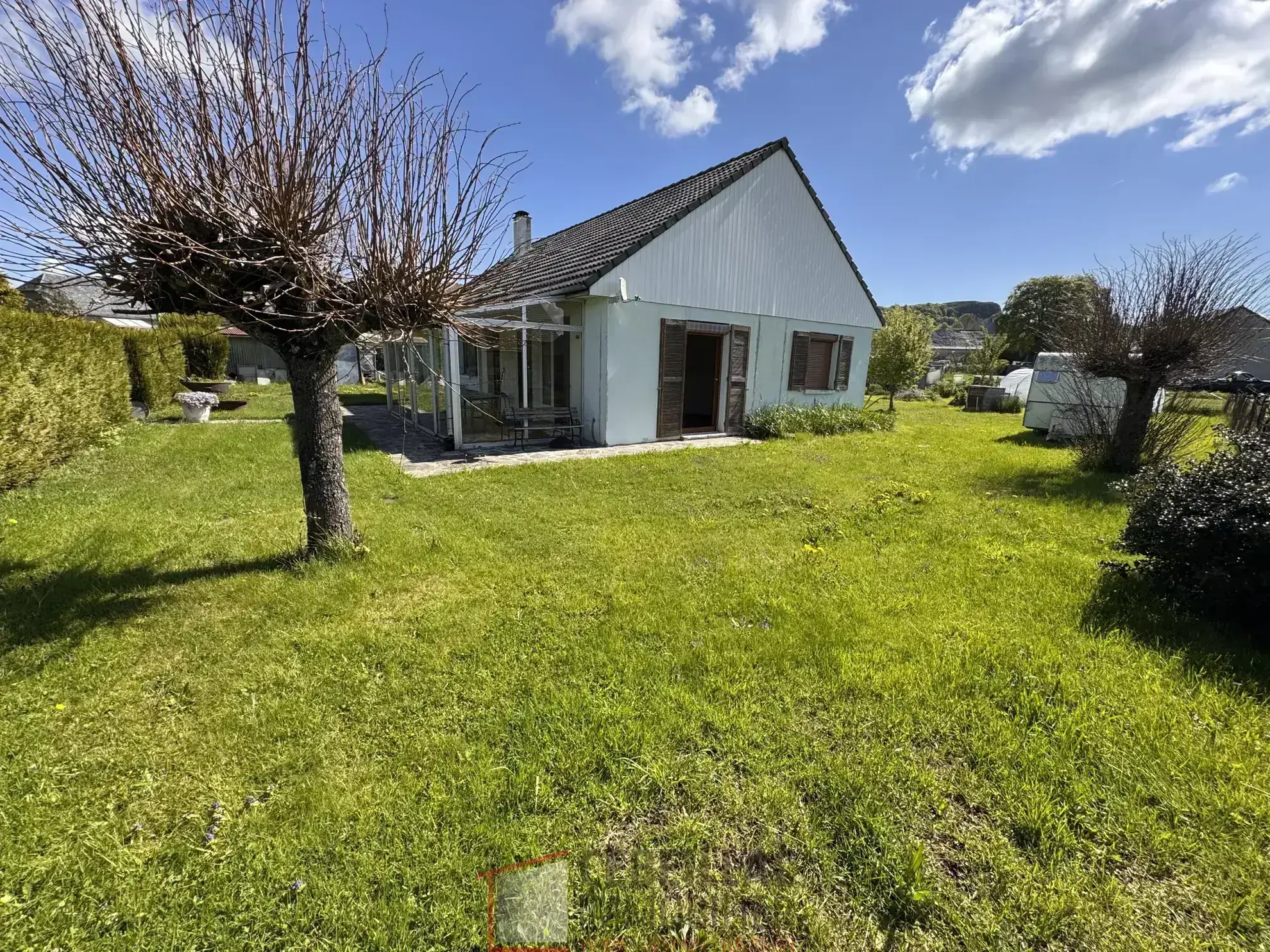 Maison individuelle à Ségur-Les-Villas avec terrain et garages – 3 chambres 