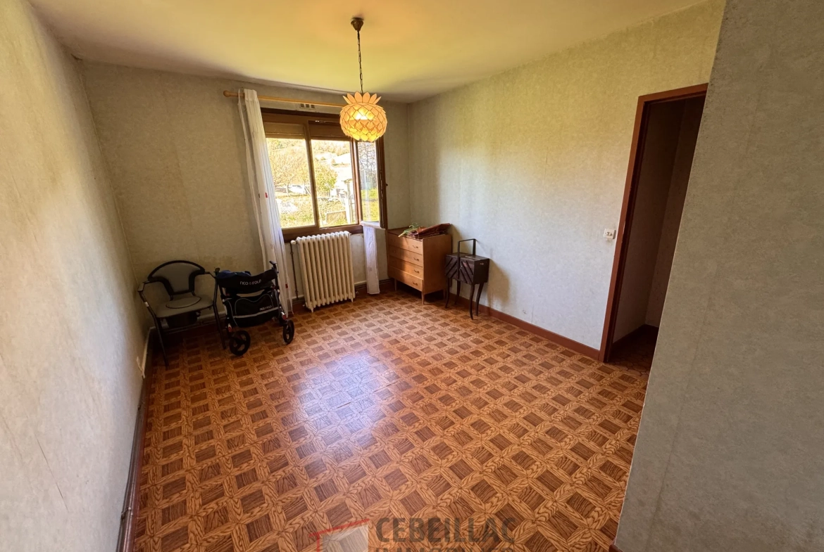 Maison individuelle à Ségur-Les-Villas avec terrain et garages – 3 chambres 