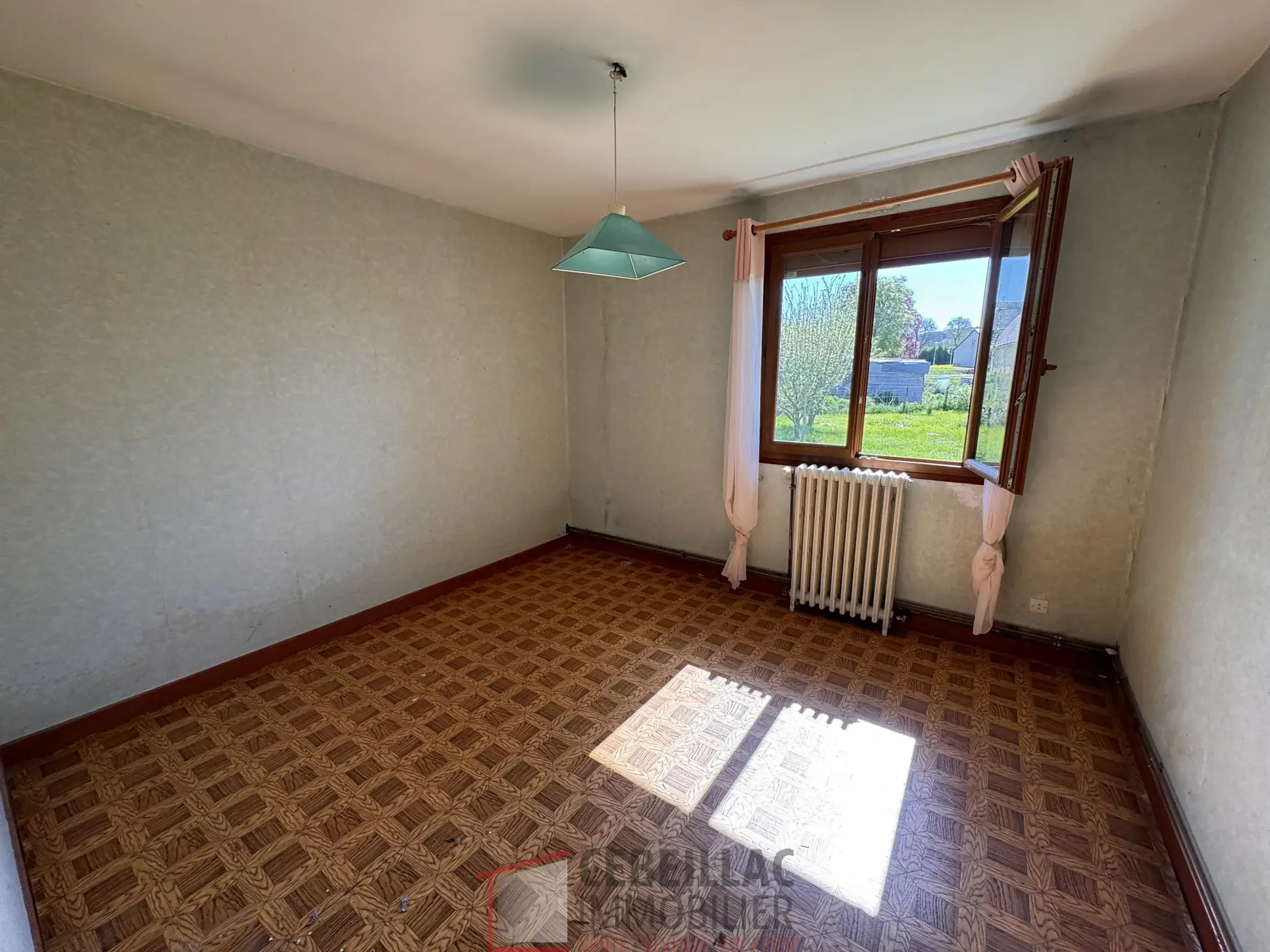 Maison individuelle à Ségur-Les-Villas avec terrain et garages – 3 chambres 