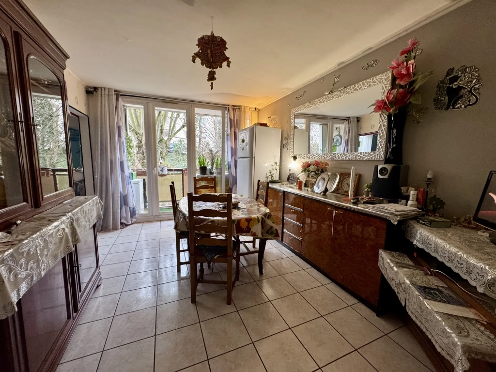 Appartement F5 à Clichy-sous-Bois avec balcon, parking et cave - 83 m²