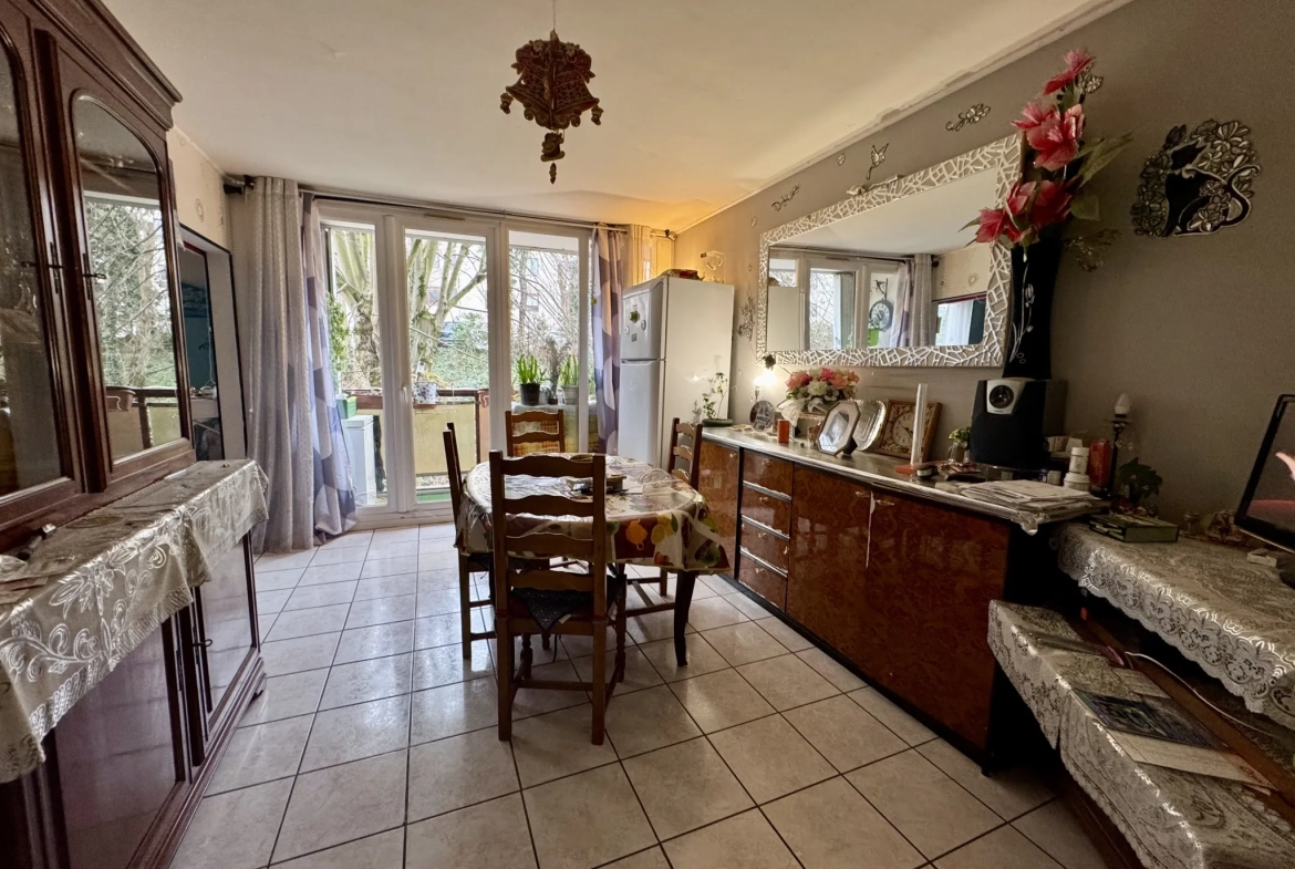 Appartement F5 à Clichy-sous-Bois avec balcon, parking et cave - 83 m² 