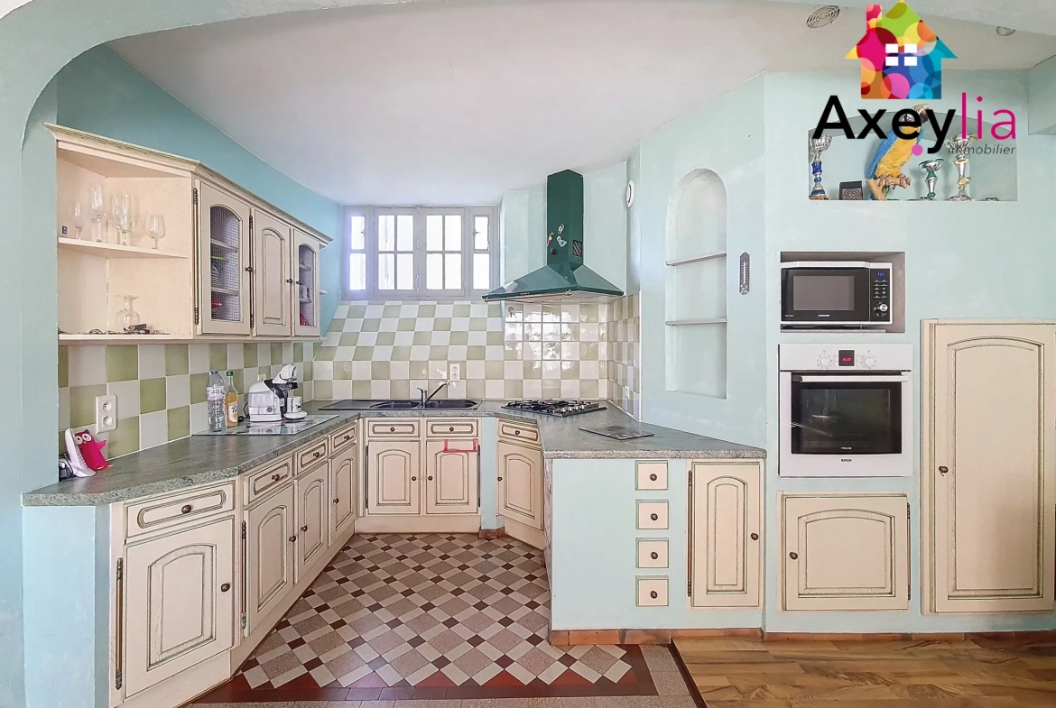 Grande maison familiale avec appartement et terrain à Saint Christophe-en-Brionnais 