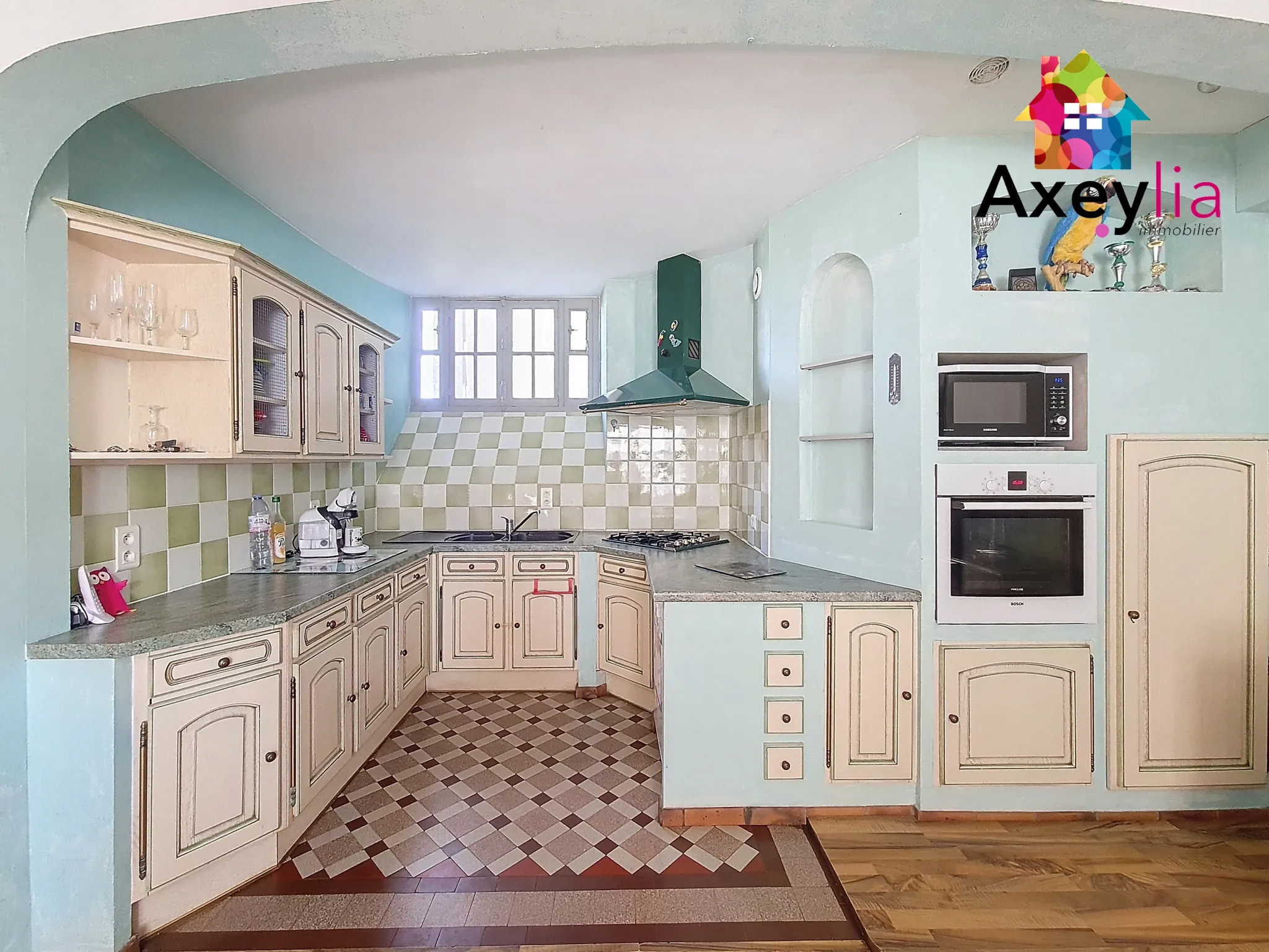 Grande maison familiale avec appartement et terrain à Saint Christophe-en-Brionnais 