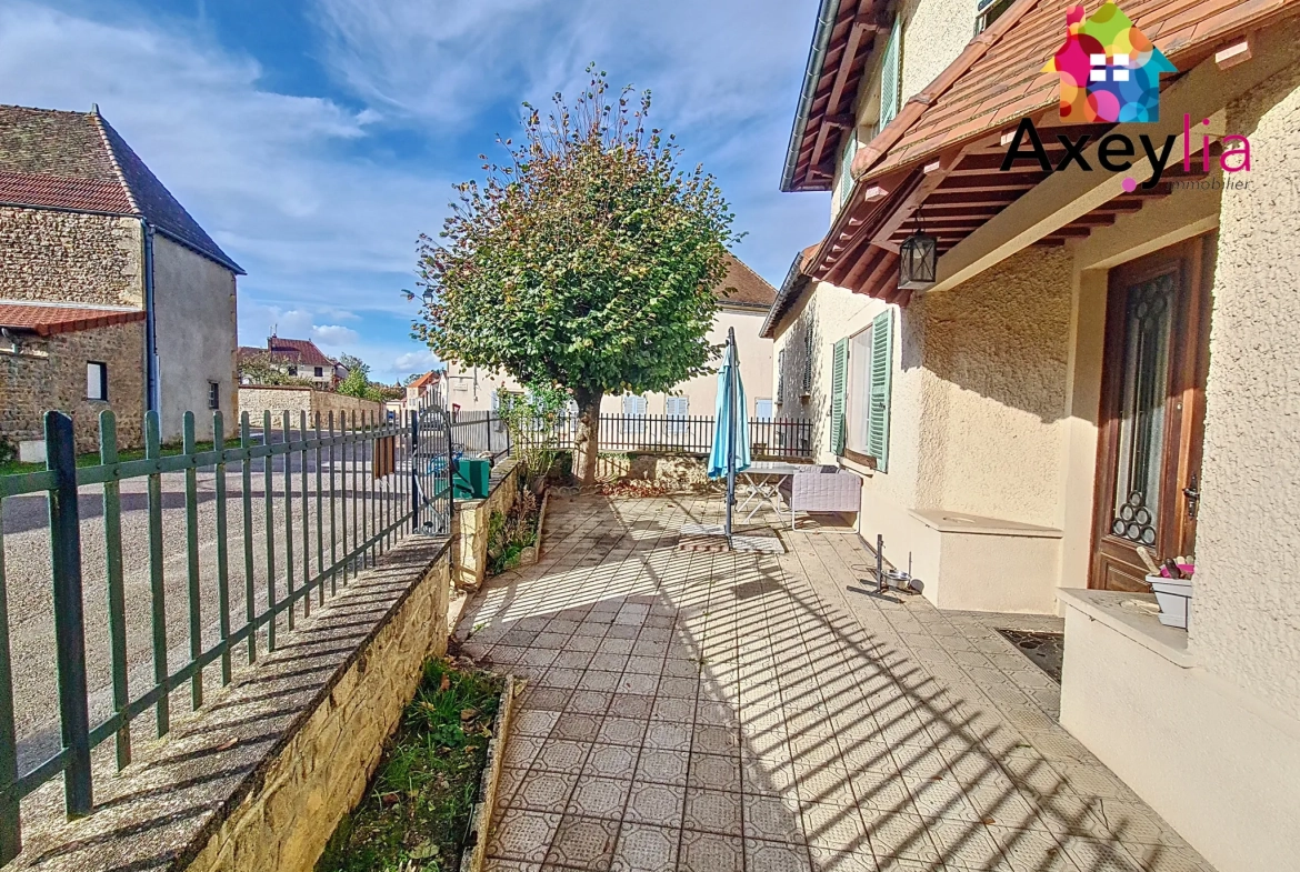 Grande maison familiale avec appartement et terrain à Saint Christophe-en-Brionnais 