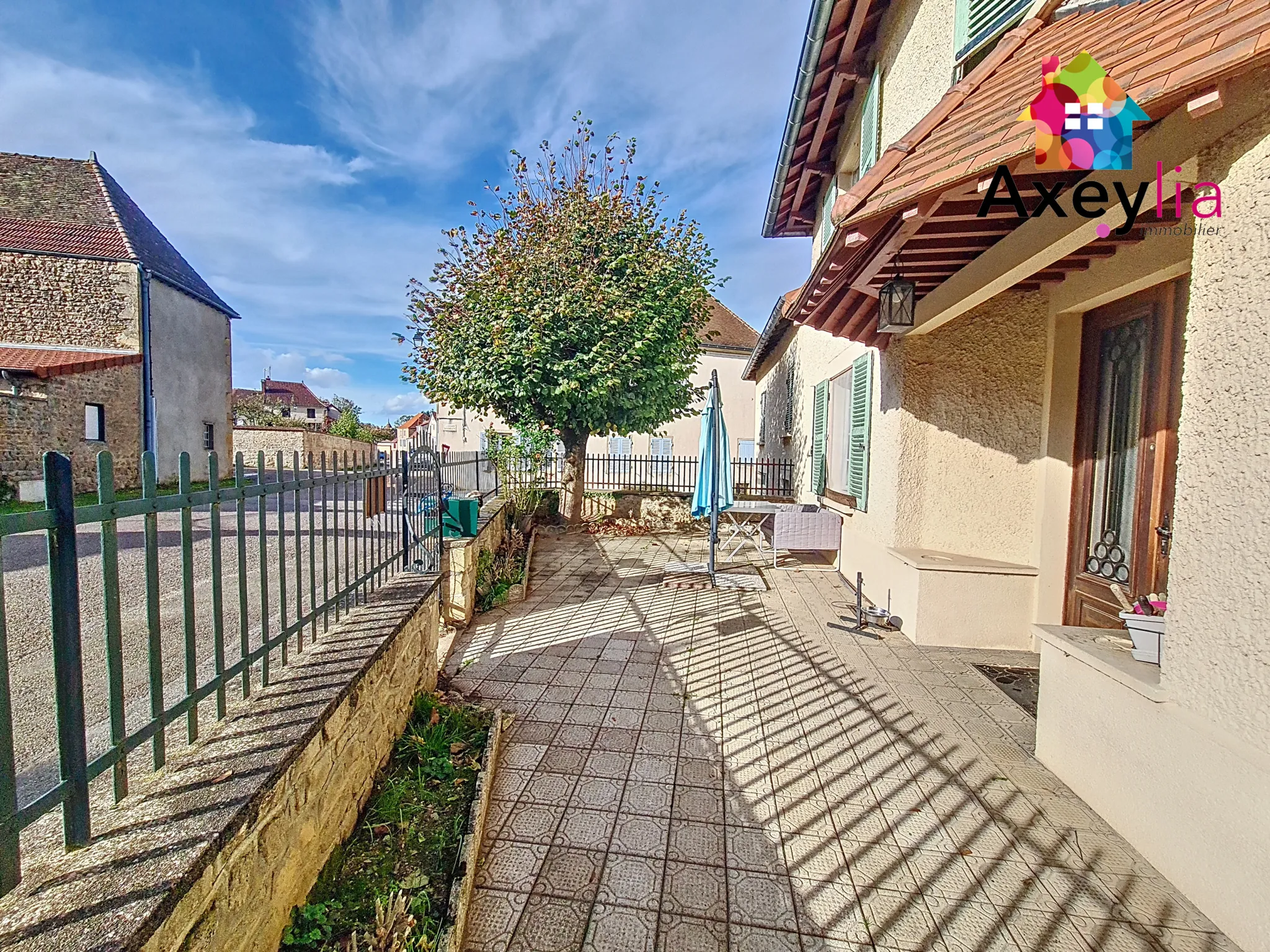 Grande maison familiale avec appartement et terrain à Saint Christophe-en-Brionnais 