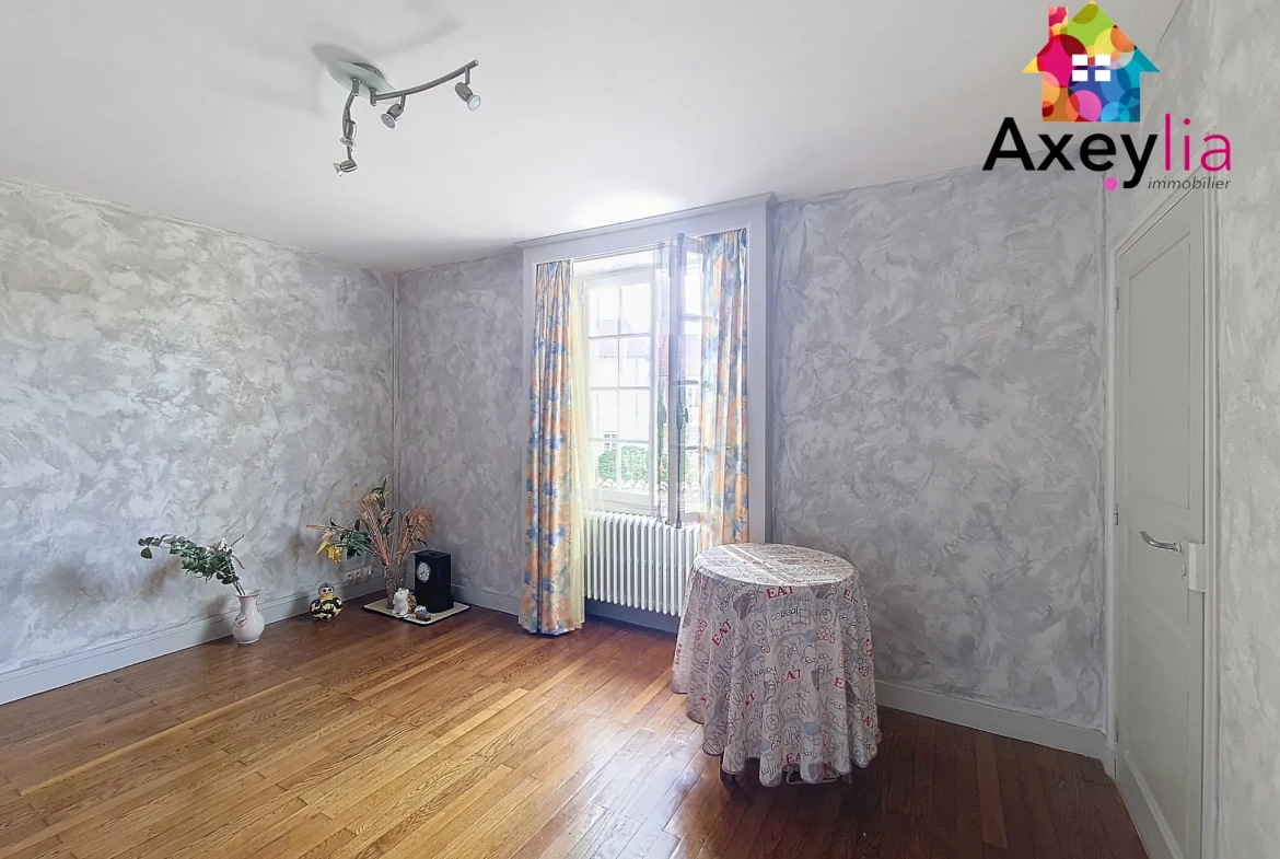 Grande maison familiale avec appartement et terrain à Saint Christophe-en-Brionnais 