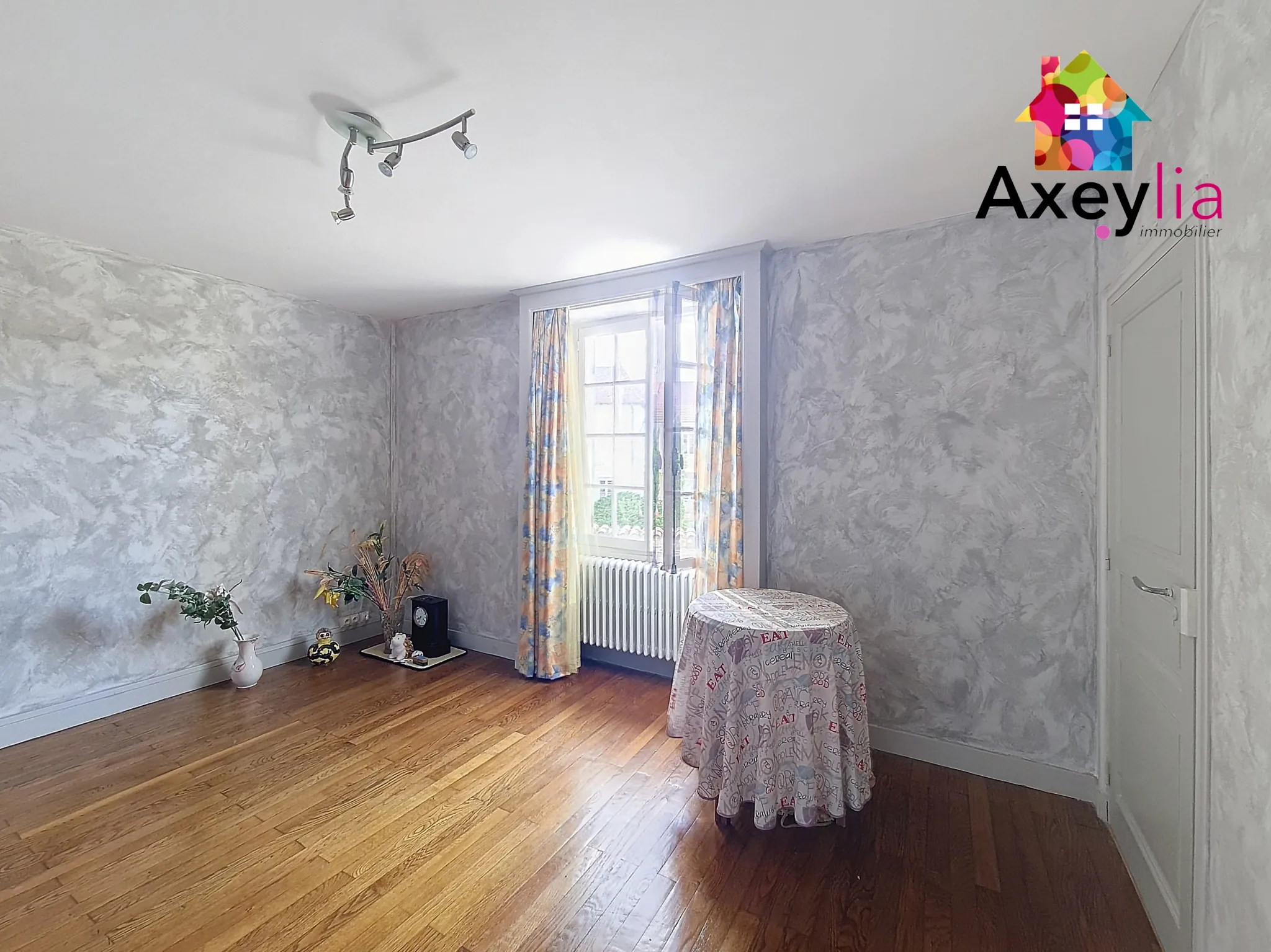 Grande maison familiale avec appartement et terrain à Saint Christophe-en-Brionnais 
