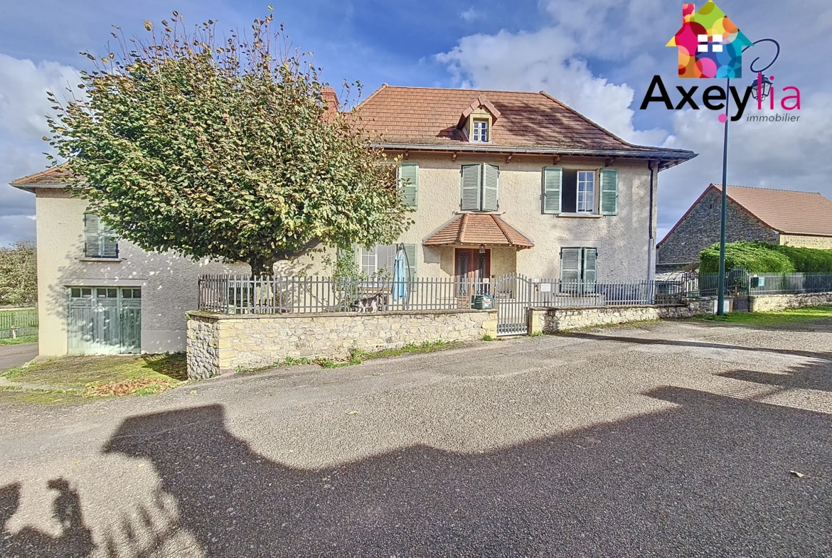 Grande maison familiale avec appartement et terrain à Saint Christophe-en-Brionnais 