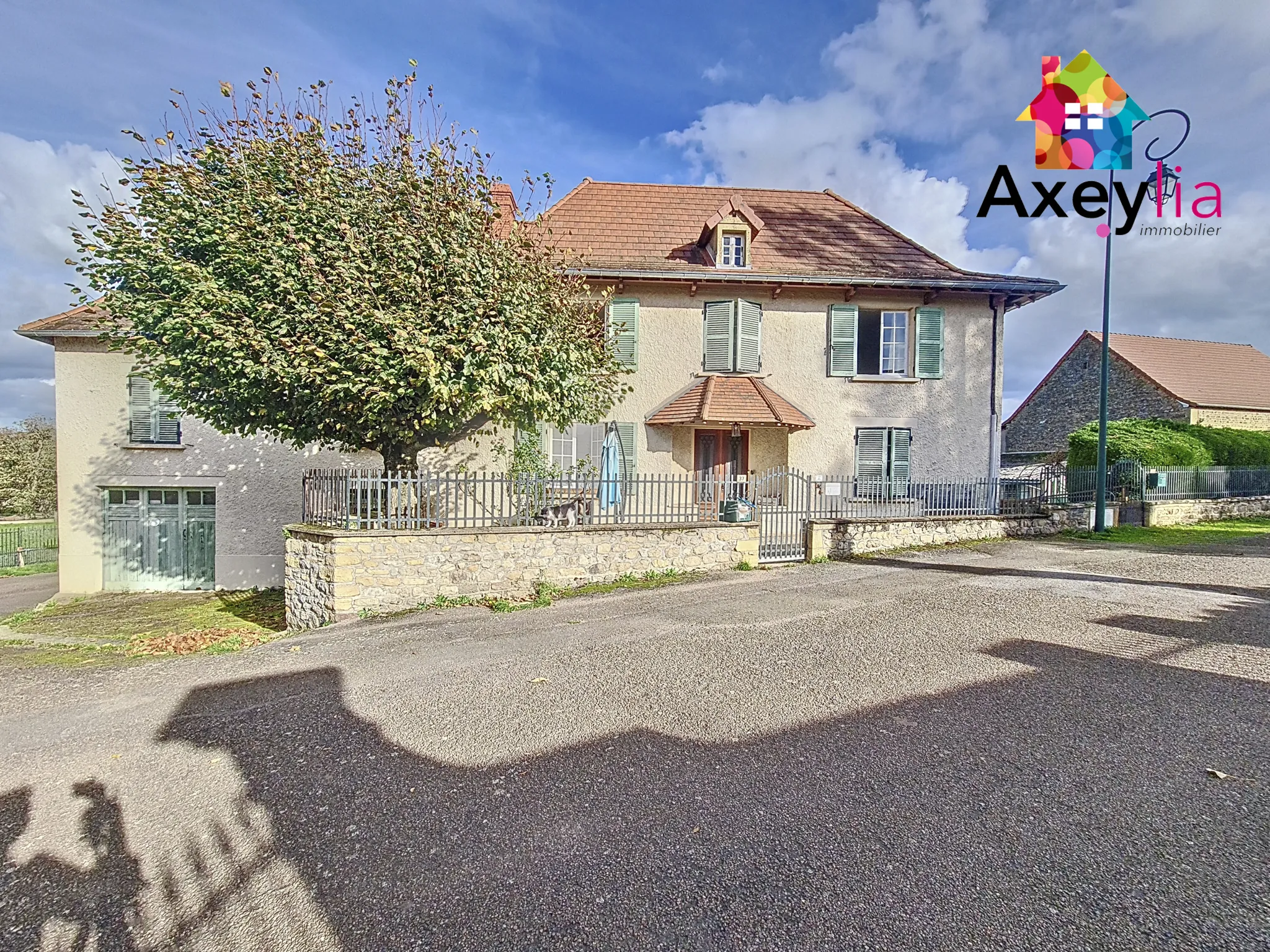 Grande maison familiale avec appartement et terrain à Saint Christophe-en-Brionnais 