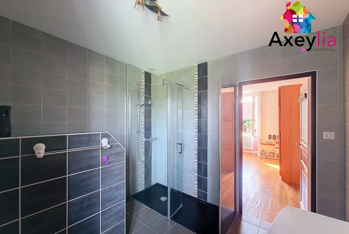 Grande maison familiale avec appartement et terrain à Saint Christophe-en-Brionnais 