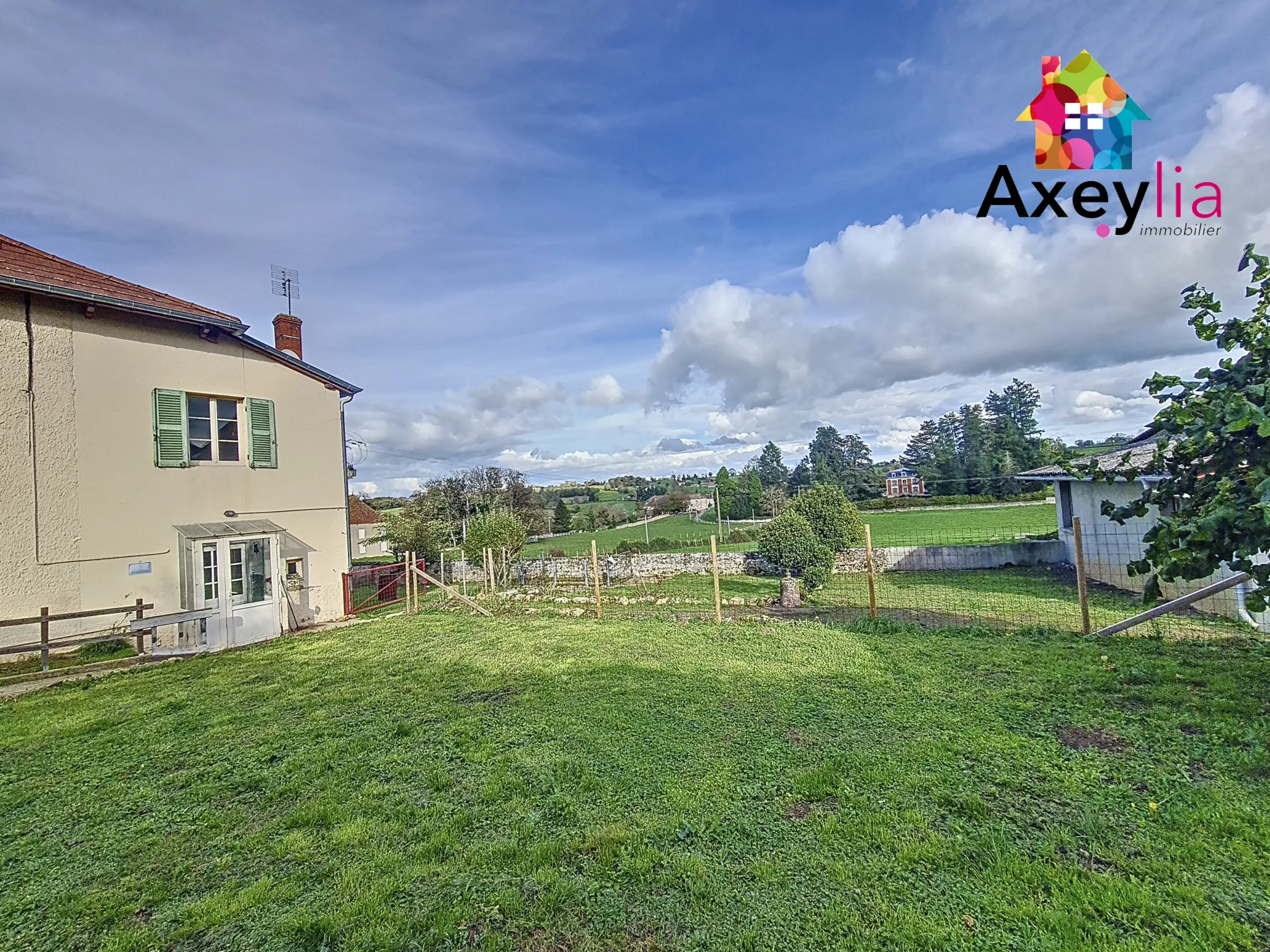 Grande maison familiale avec appartement et terrain à Saint Christophe-en-Brionnais 