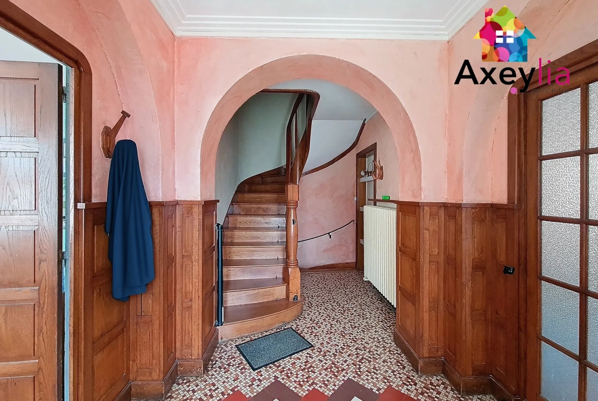Grande maison familiale avec appartement et terrain à Saint Christophe-en-Brionnais 