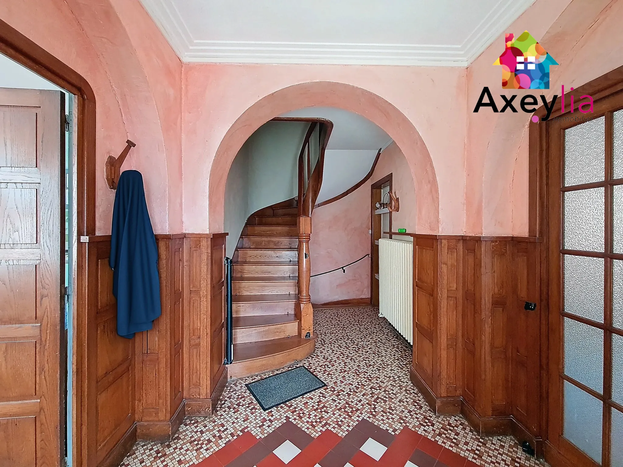 Grande maison familiale avec appartement et terrain à Saint Christophe-en-Brionnais 