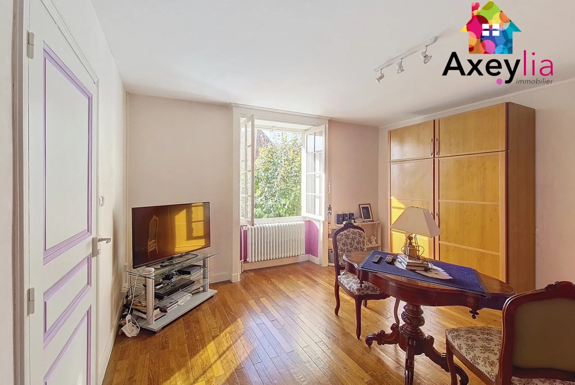 Grande maison familiale avec appartement et terrain à Saint Christophe-en-Brionnais 