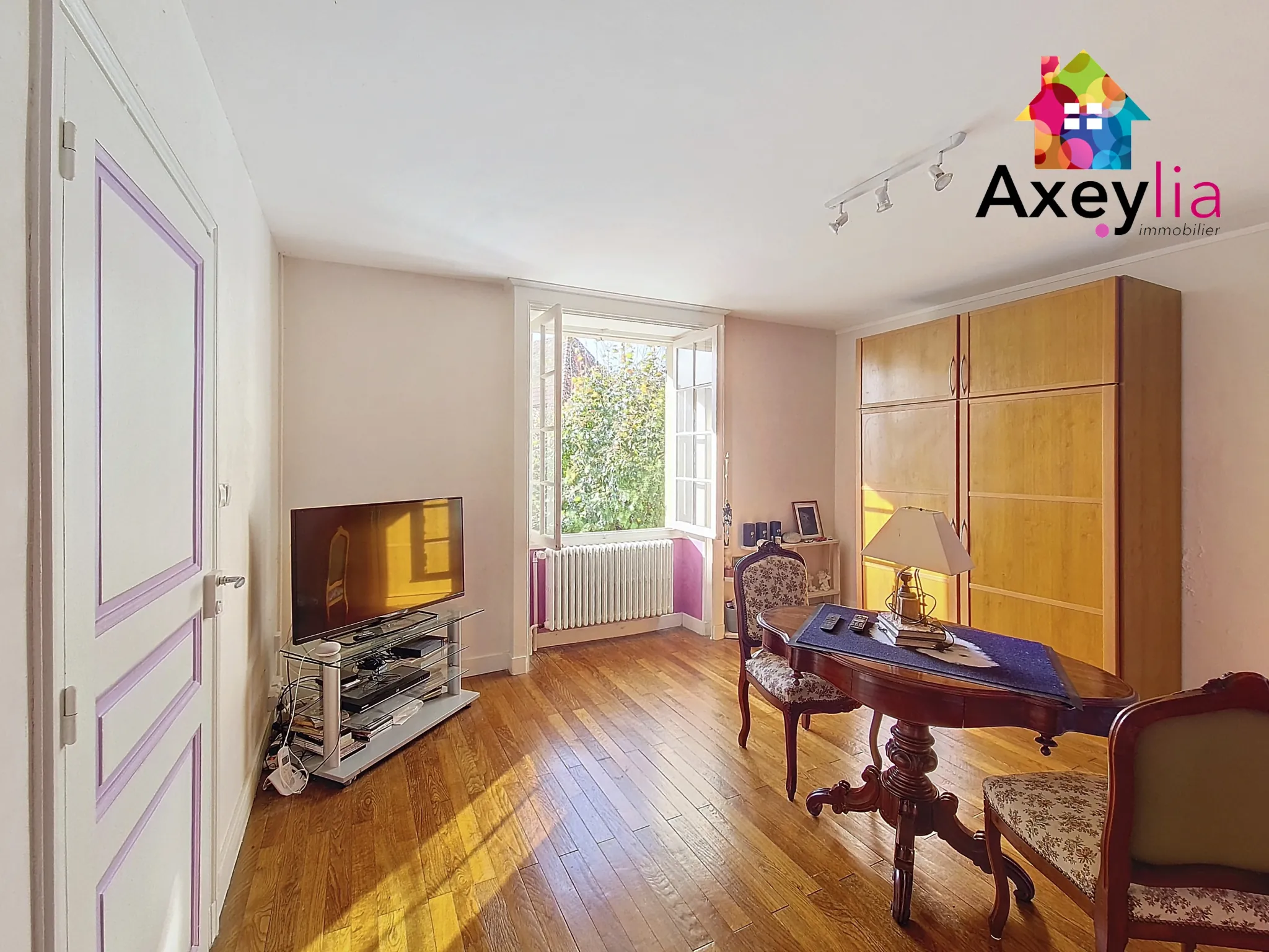 Grande maison familiale avec appartement et terrain à Saint Christophe-en-Brionnais 