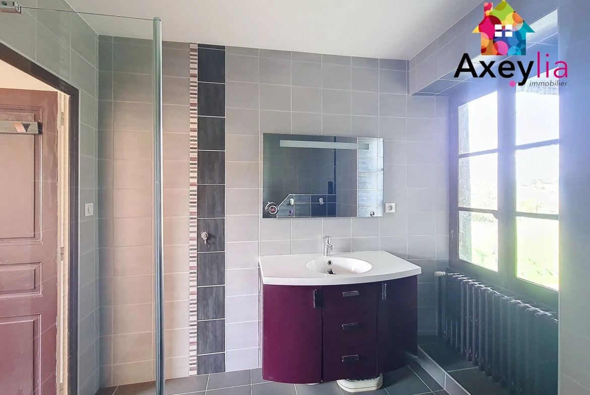 Grande maison familiale avec appartement et terrain à Saint Christophe-en-Brionnais 