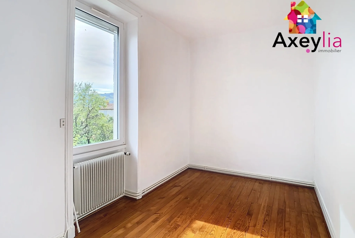 Maison ancienne rénovée avec appartement indépendant à Renaison, proche commodités 