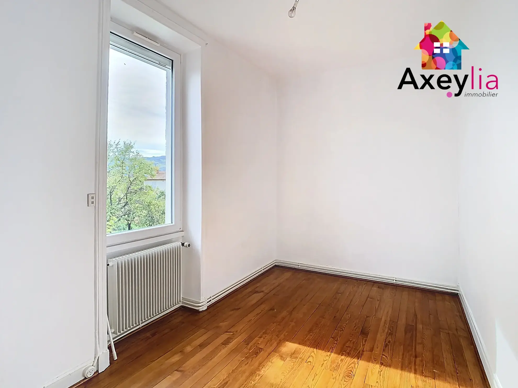 Maison ancienne rénovée avec appartement indépendant à Renaison, proche commodités 