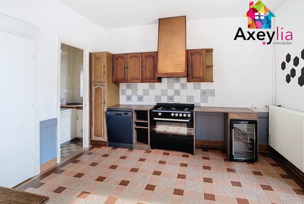 Maison ancienne rénovée avec appartement indépendant à Renaison, proche commodités 