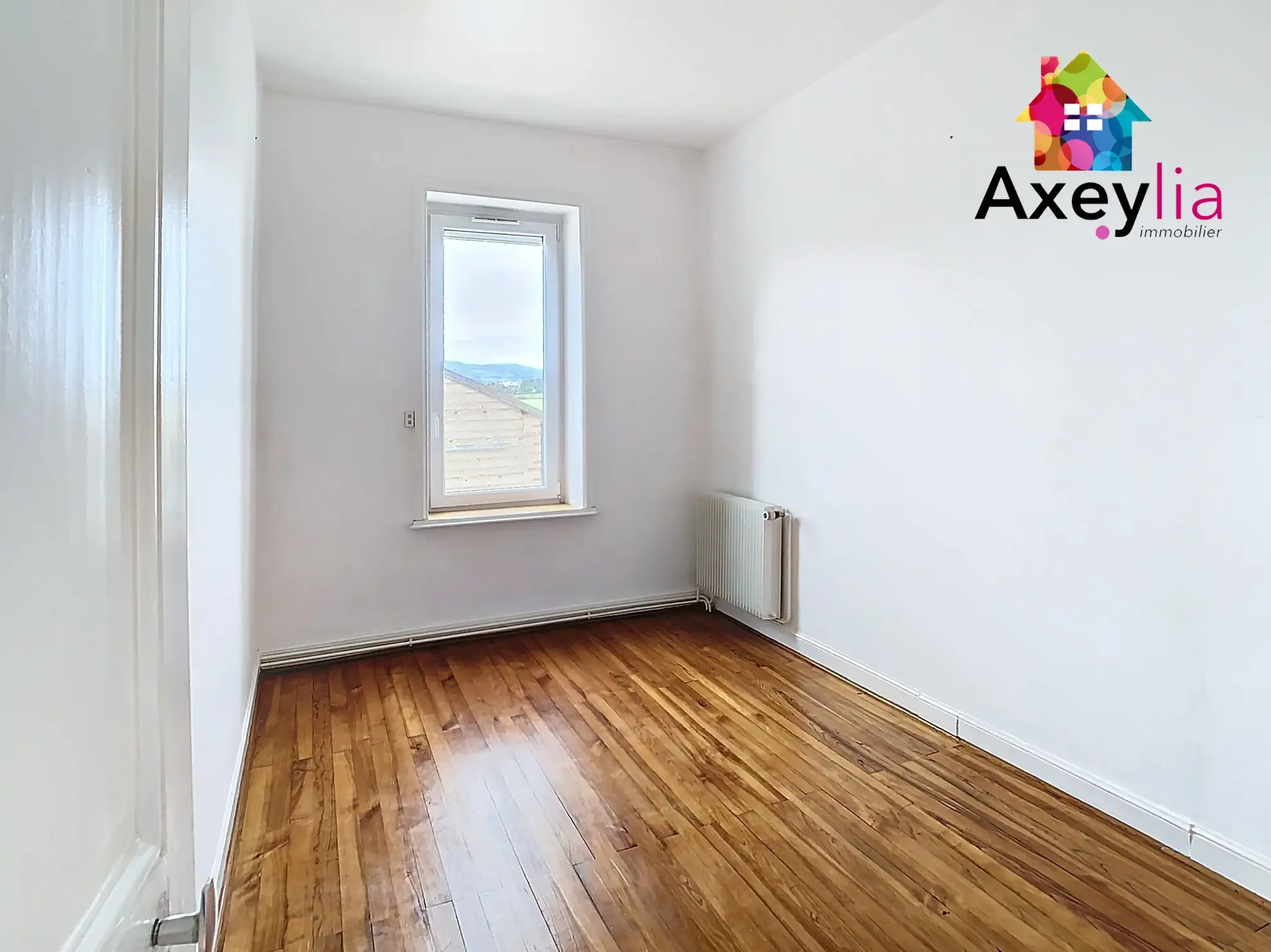 Maison ancienne rénovée avec appartement indépendant à Renaison, proche commodités 