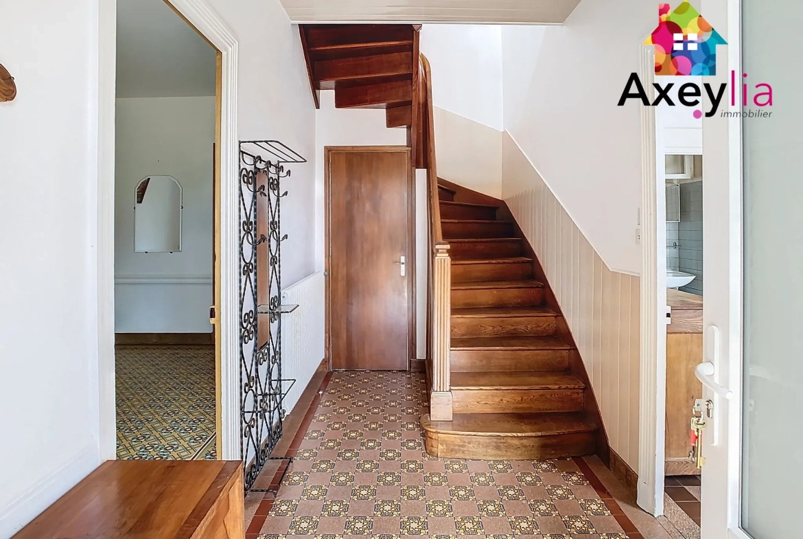 Maison ancienne rénovée avec appartement indépendant à Renaison, proche commodités 