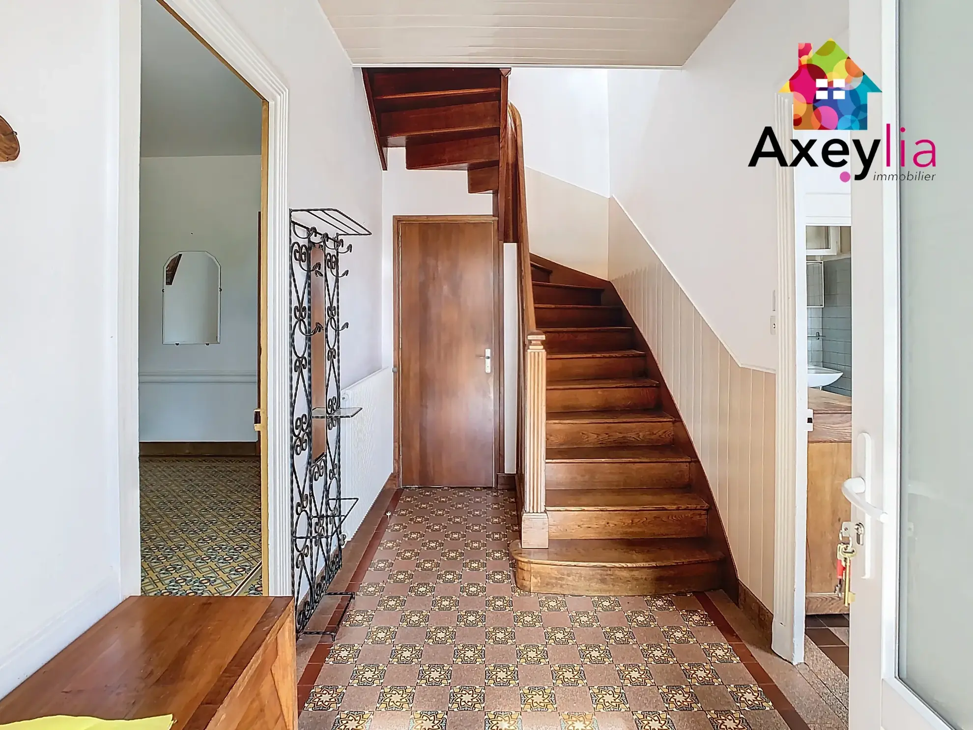 Maison ancienne rénovée avec appartement indépendant à Renaison, proche commodités 