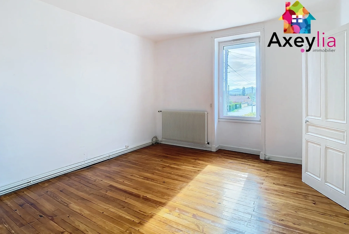 Maison ancienne rénovée avec appartement indépendant à Renaison, proche commodités 