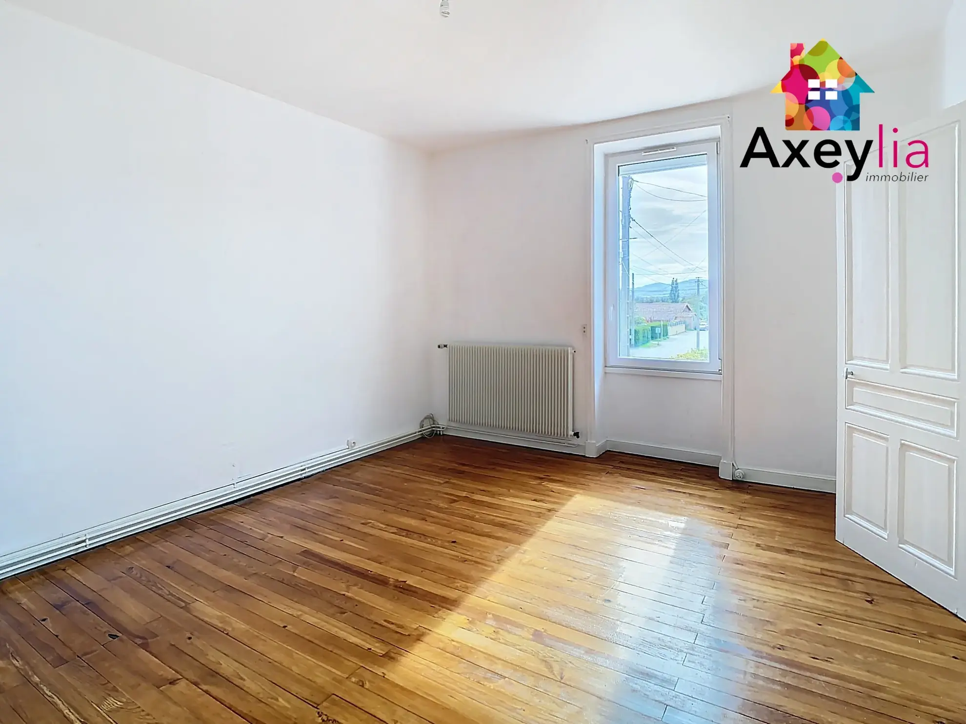 Maison ancienne rénovée avec appartement indépendant à Renaison, proche commodités 