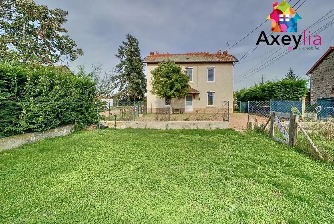 Maison ancienne rénovée avec appartement indépendant à Renaison, proche commodités 