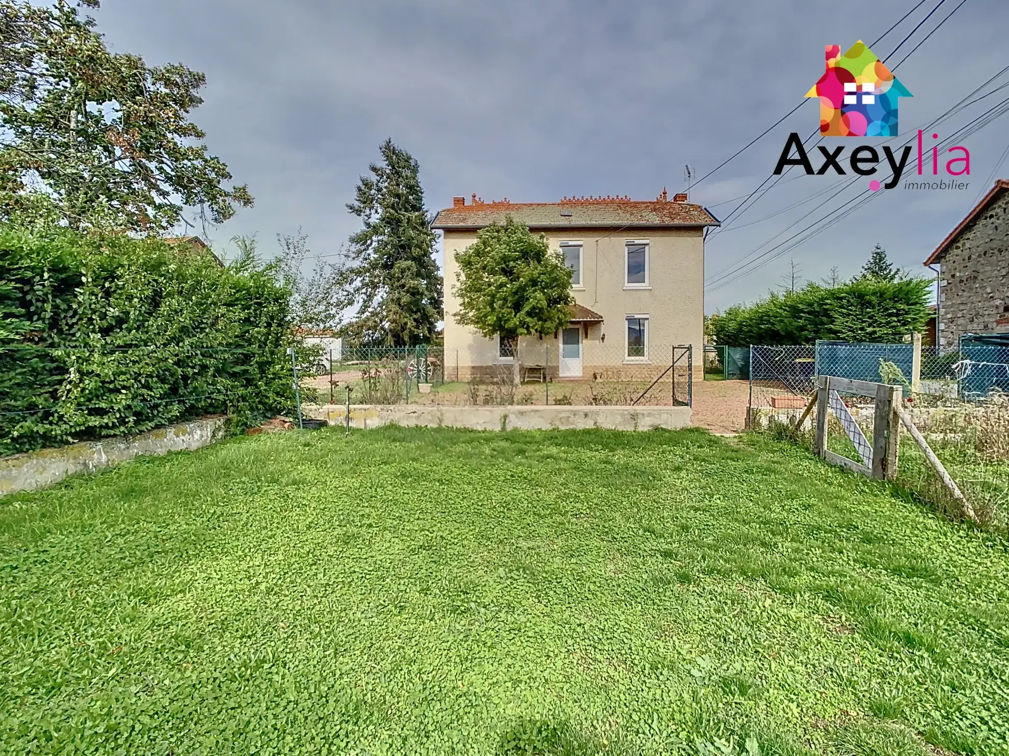 Maison ancienne rénovée avec appartement indépendant à Renaison, proche commodités 