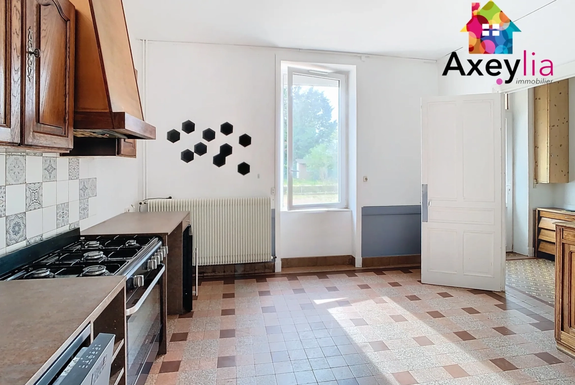 Maison ancienne rénovée avec appartement indépendant à Renaison, proche commodités 