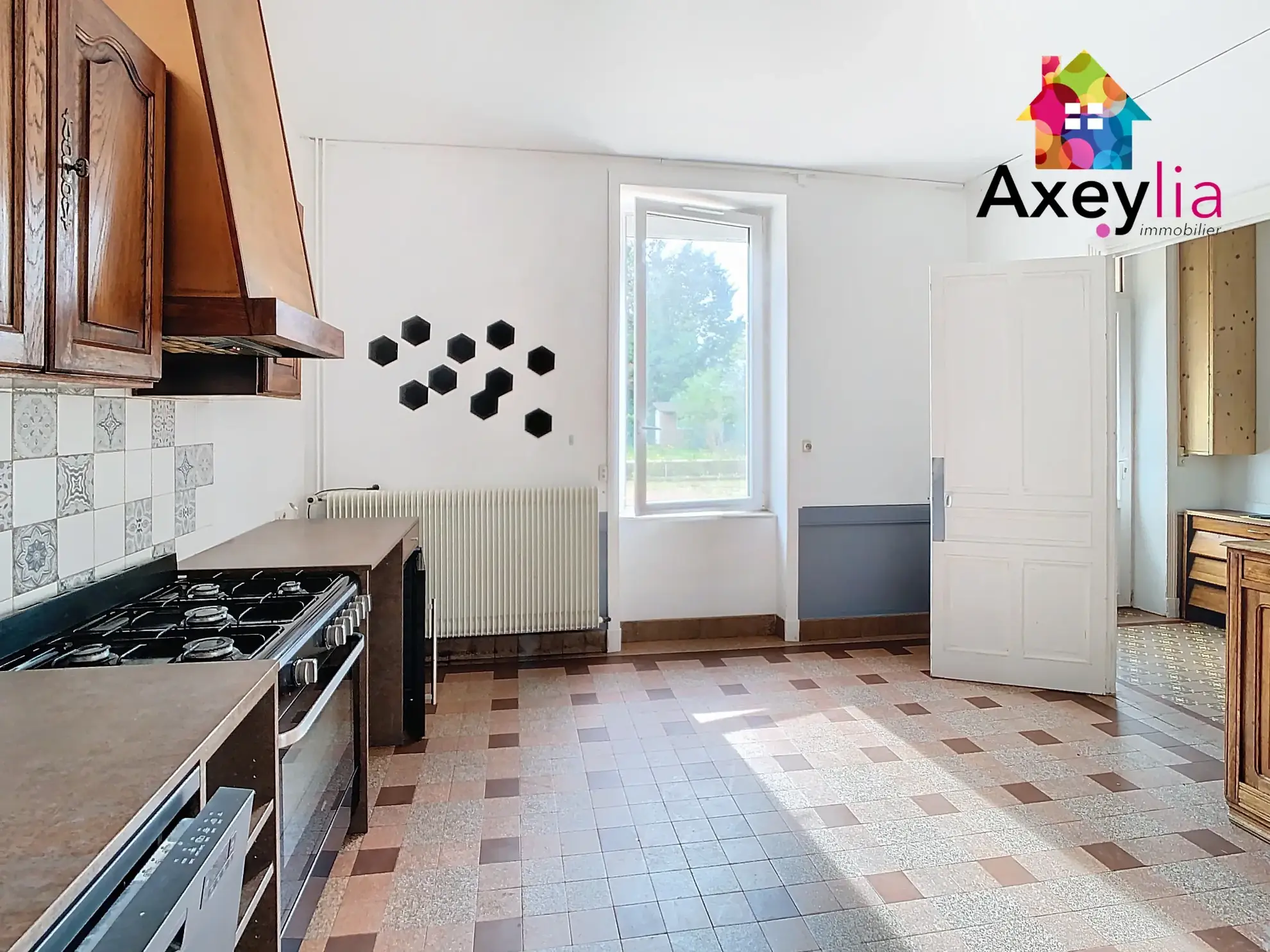 Maison ancienne rénovée avec appartement indépendant à Renaison, proche commodités 