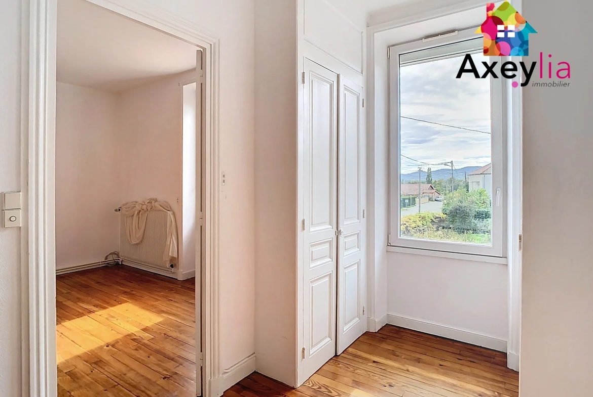 Maison ancienne rénovée avec appartement indépendant à Renaison, proche commodités 