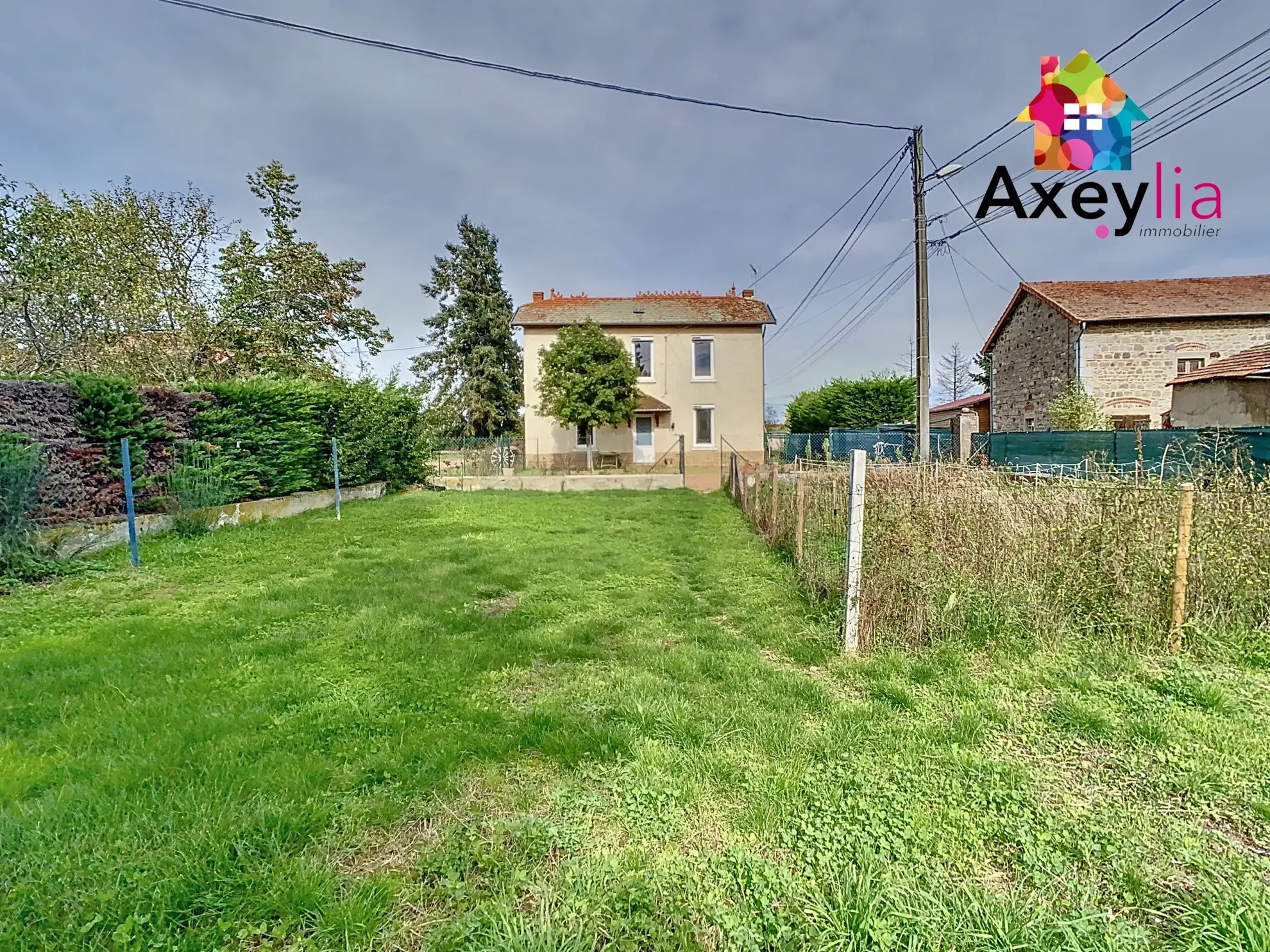 Maison ancienne rénovée avec appartement indépendant à Renaison, proche commodités 